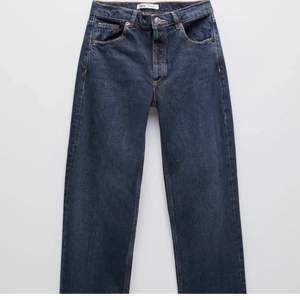 Säljer mina snygga mörkblå jeans för att dom inte kommer till användning. Mycket bra skick och inte använda mycket.🤗 Passar till allt och inga slitningar! Hör av er vid frågor😊