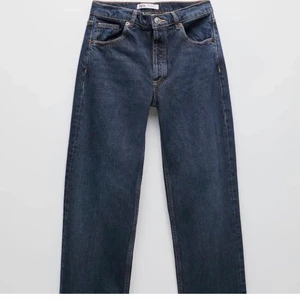 Zara Jeans - Säljer mina snygga mörkblå jeans för att dom inte kommer till användning. Mycket bra skick och inte använda mycket.🤗 Passar till allt och inga slitningar! Hör av er vid frågor😊