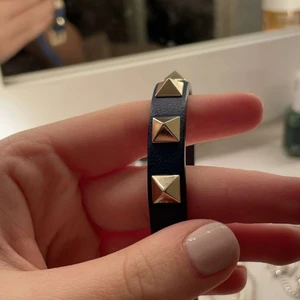 Valentino armband - Säljer nu detta sååå fina blå valentino armbandet. Väldigt snygg färg och säljer för att jag har ett samma i liknande färg. Väldigt fint skick och inga synliga defekter. Säljer för 1000kr❤️❤️