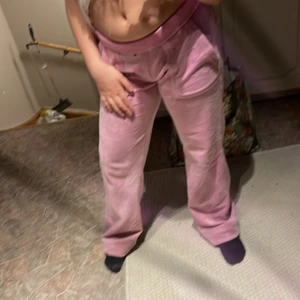 Jucy couture  - Säljer dessa Pyjamasbyxor för att den inte passar mig riktigt men dem är i väldigt bra skick✨❤️