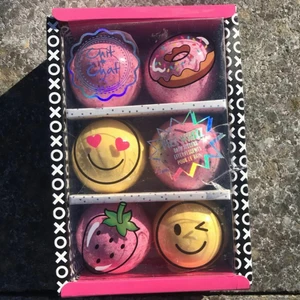 Badbomber - Förpackning med badbomber . Ej öppnat och innerhåller 6 stycken . Kontakta för mer info 😁