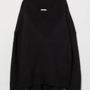 Svart stickad tröja - Jätte fin stickad tröja med en ”korsning” vid halsen. Den är helt oanvänd i storlek S!💘 Den går att använda som off-shoulder och som vanligt.💘 Priset går att diskuteras💘