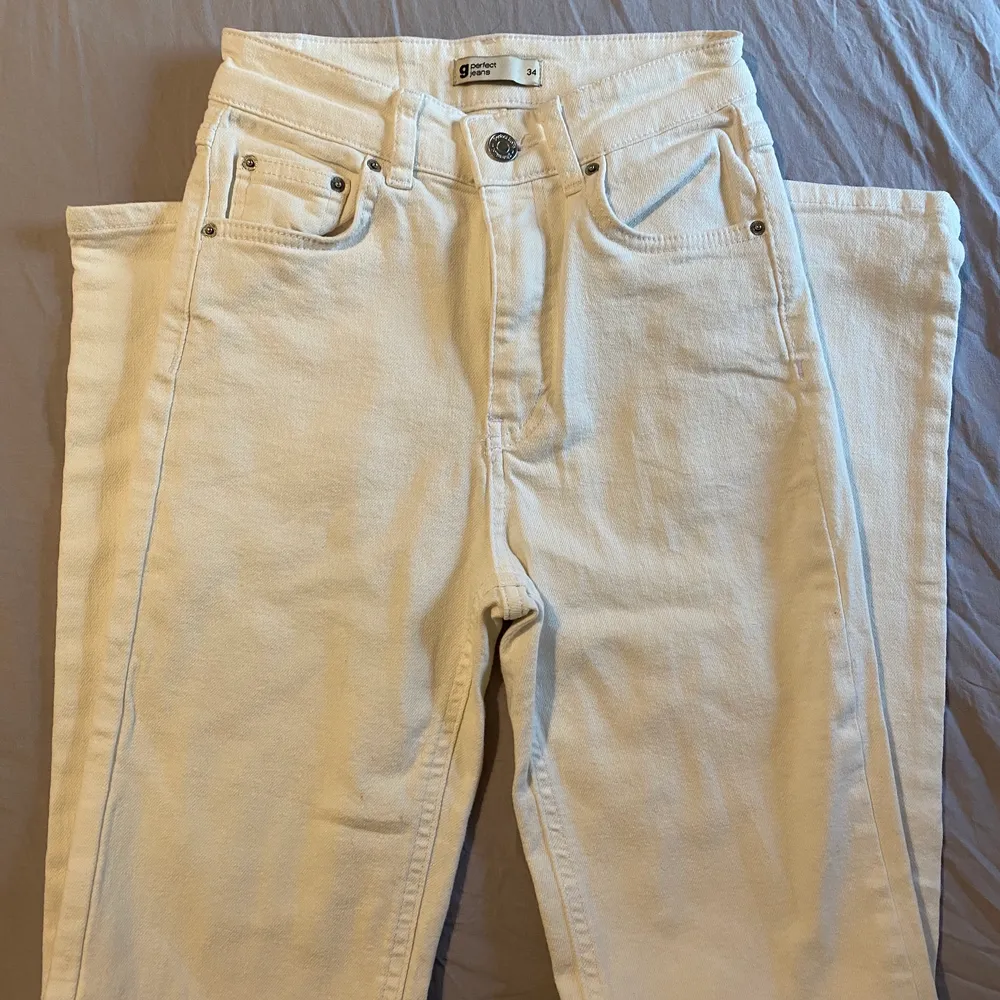 Gina tricot högmidjade vita jeans med slits, sitter jätte snyggt på till sommaren! Nypris 499kr använd få gånger . Jeans & Byxor.