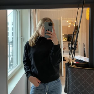 Svart hoodie - Rätt använd men förutom lite fransiga snören så är den i bra skick🖤