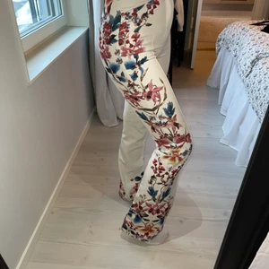 Blommiga kostymbyxor - Blommiga kostymbyxor från Zara🌸 Lite mer offwhite i färgen skulle jag säga, långa i benen, insydda i midjan hos skräddare så passar mig som har 34/36 perfekt. Använda några fåtal gånger men kommer inte längre till användning💓