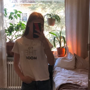 T-shirt  - T-shirt från zara med tryck i storlek 140. Använd fåtal ggr, nyskick. Köparen står för frakten (45kr). (Smutsig spegel)