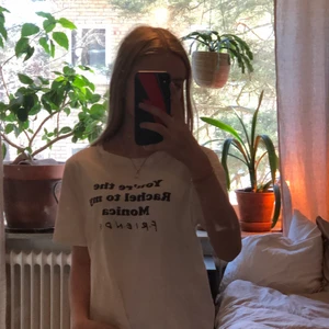 T-shirt  - Fin T-shirt från hm med friends tryck i storlek xs. Använd ca 15 ggr. Köparen står för frakten (45kr). (Smutsig spegel)