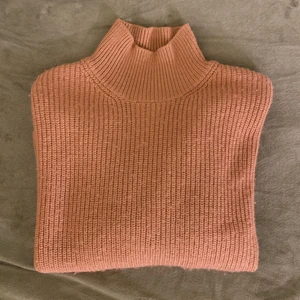 Stickad tröja💗 - Jättefin stickad rosa polotröja från H&M✨ XS men stor så passar även S och förmodligen M också!