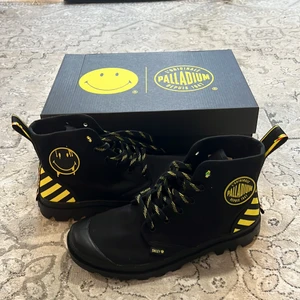 Skor Smiley palladium 41 unisex  - Säljer helt nya skor som jag aldrig tagit på mig