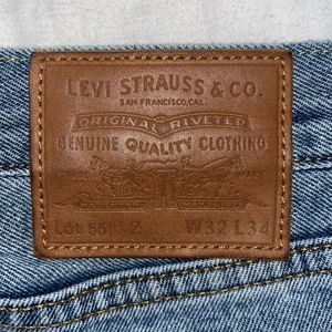 Levis jeans lot 551  - Hej! Säljer nu dessa Levis jeans då de inte kommer till användning efter ett felköp från carlings. Dom är något för långa för min smak och har endast provats, alltså inga  flaws eller märken någonstans. Priset kan sänkas vid smidig affär och det är bara och skriva för fler bilder/frågor