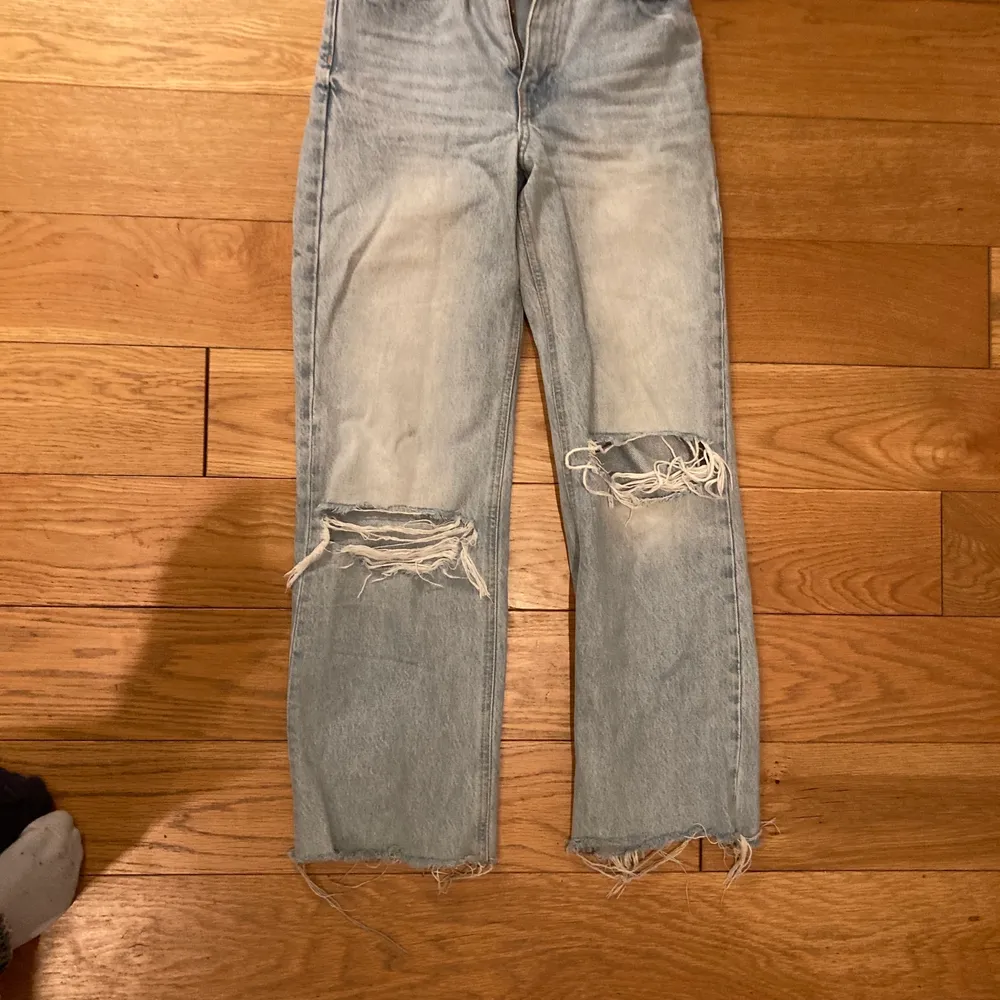 Nu säljer jag mina super fina utsvänga zara jeans med hål. Dem är i storlek 32 och en halv centimeter avklippta nere vid fötterna. 🌺🌺🌺. Jeans & Byxor.
