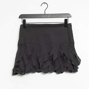 Säljer snygg mörkgrå kjol från mango i storlek 38!