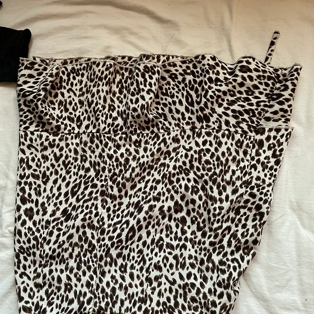 Jätte fin leopard kjol. Älskar den verkligen. Sitter så bra. Perfekt nu till sommaren. Den är även justerbar. Lite silkes typ. Kjolar.