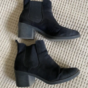 Klackar/boots storlek 37 - Klassiska svarta boots/klackar! Dom är lite dammiga på bilderna men bortse från det☺️ frakt på 66kr tillkommer!
