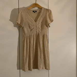 Klänning - En sommar klänning med små svarta hjärtan, fint skick :) lite för liten på mig tycker jag