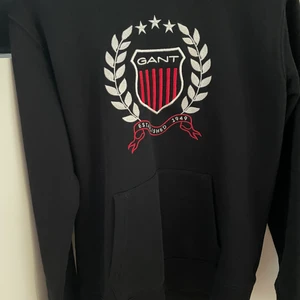 Svart GANT tröja i storlek 176 - Svart och fin GANT tröja som blivit tvättad endast 1 gång, storlek 176, köpt på kidsbrandstore för 800kr. 