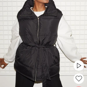 Nelly väst storlek 38 - Säljer nu min väst som köptes i vintras, den är använd ett fåtal gånger då den har blivit för stor för mig. Storlek 38 och den är som i nyskick! 