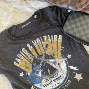 Zadig & Voltaire t-shirt - Söt Zadig tröja, använd 1-2 gånger köpt på NK för 900 (står för frakten) 