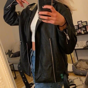 Oversized skinnjacka - Skinnjacka från Nelly storlek 38, köpt förra våren. Fint skick!💞 Nypris ca 650kr