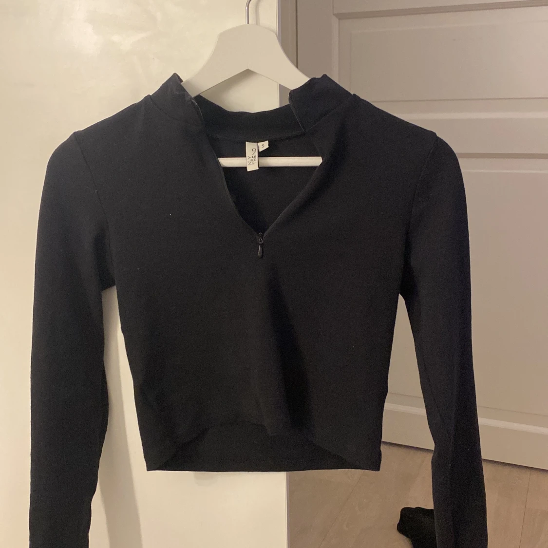 Svart kroppad tröja 