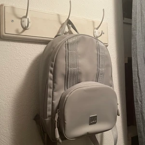 Douchebag Petite i fint skick - Säljer nu min Douchebag Petite, knappt använd i fint skick. En smidig ryggsäck i bra kvalité. Väskan har ett fack fram och många mindre inuti väskan. Rymmer 12 liter!💞  En silvrig orginalkedja följer med. 