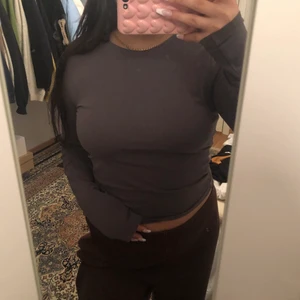 grå långärmad tröja  - grå långärmad tröja <3 köparen står för frakt! 