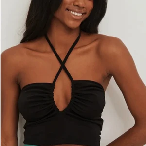 Festtopp - Supersnygg Festtopp från Na-kd, säljer då jag inte är bekväm i den men supersnygg på andra! Säljer för 150+ frakt! Aldrig använd ❤️