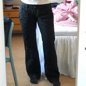 Low waist cargopants - Lågmidjade cargopants i bomull med rak passform! Jättefint skick, som nya💕 storlek 40 och passar mig som är 173 lång med storlek 40 vanligtvis!