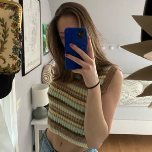 Trendig stickad topp❤️‍🔥❤️‍🔥❤️‍🔥 - Säljer min fina stickade topp från MANGO 🥭 då den tyvärr inte kommer till användning! 😝✨💗 Skriv om du har någon fråga!!! (materialet är inte kliigt alls)