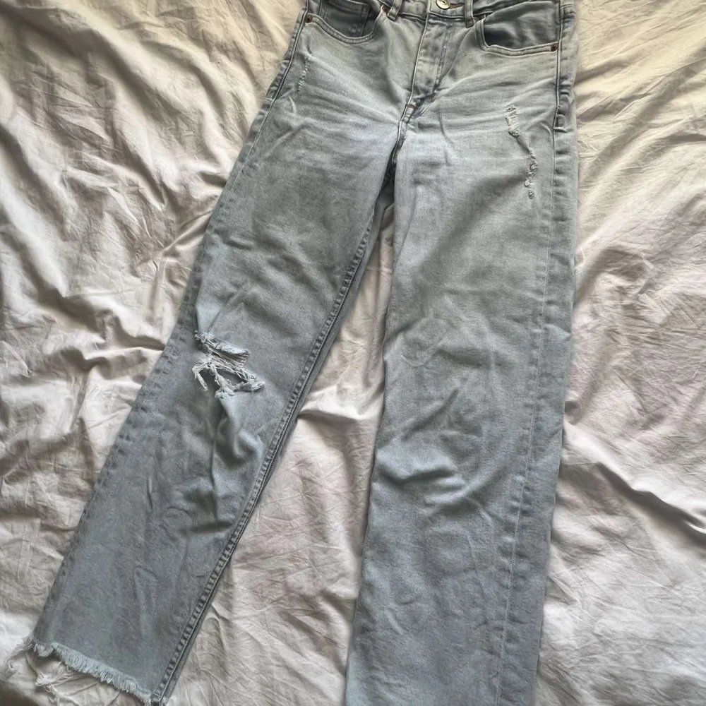 Säljer mina blåa mom jeans från H&M i storlek 34. De har en slitning på ena knät samt lite mindre högre upp. Säljer då de inte passar mig längre. Kontakta för om du har funderingar!!. Jeans & Byxor.