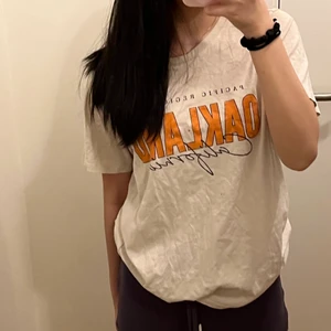 Tshirt - Säljer denna balla T-shirten från Gina, ganska oversized 💕💘💞💋 Har vikt upp den lite på bilderna 👍