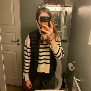 Hangten - Säljer min fina hangten väst som jag köpte i somras. Bra material, tunnt och svalt att ha till sommaren. Köpte den för 300 kr på stadium och säljer nu för 150 kr💗