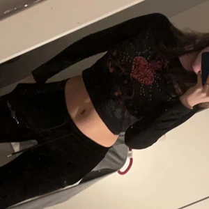 Y2k topp - En fin y2k långärmad tröja😀 Inte kommit till användning. kontakta för fler bilder💕 köparen står för frakt!