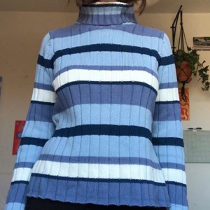 Randig polotröja - Randig polotröja i bomull⭐️❤️ storlek XL och sitter såhär på mig med M💕 fint skick!