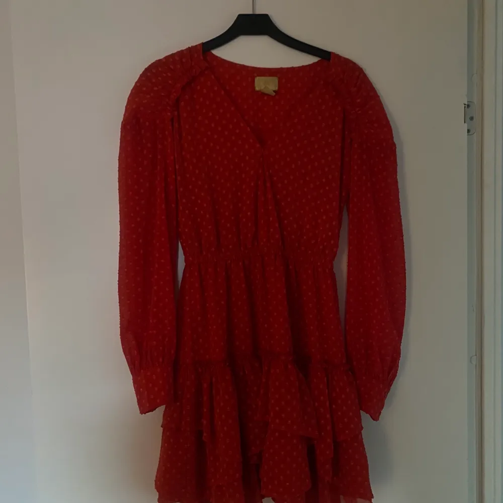 Röd klänning från H&M, strl 34. Säljer på grund av för liten.. Klänningar.