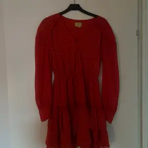 Röd klänning från H&M, strl 34. Säljer på grund av för liten.