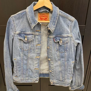 Jeansjacka Levis strl S  - Jättefin jeansjacka ifrån Levis i strl S. Sitter jätte snyggt på med bra passform 
