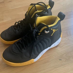 Jordans - Köpte för 2000 säljer för 500 pris kan diskuteras ingen låda.