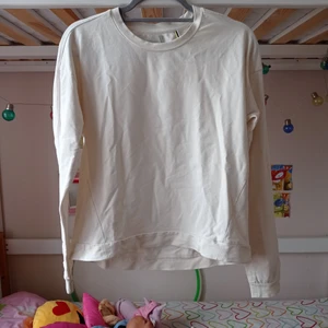 Vit etriel tröja storlek S - En vit träning hoddie från märket Etirel. Tack på framsida och har skrivet Etirel på baksidan. (Konstanter mig för framt pris).