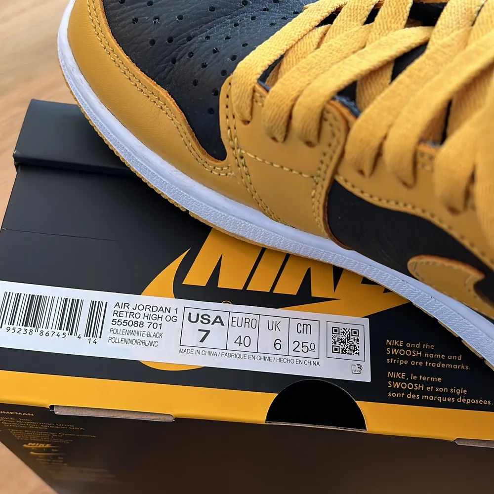 Air Jordan 1 Retro High OG Pollen (Yellow and Black) with white midsole. Size: EU 40. Worn a few times. They are rain and stain proofed. They come in their original box. Bought from SNS Stockholm. Comes with an extra pair of laces (Black). . Skor.