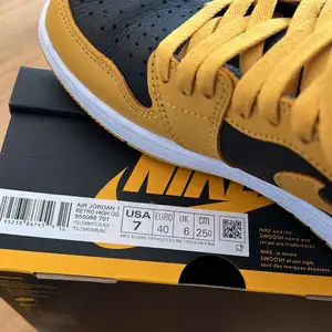 Air Jordan 1 Retro High OG Pollen (Yellow and Black) with white midsole. Size: EU 40. Worn a few times. They are rain and stain proofed. They come in their original box. Bought from SNS Stockholm. Comes with an extra pair of laces (Black). 