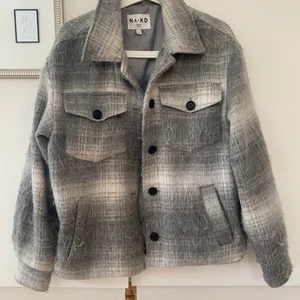 Nakd jacka - Säljer min jacka från nakd som jag köpte förra året, köpte den för 799kr om jag inte minns fel. Använde den i ca 1 månad under hösten förra året så den är så gott som ny❤️