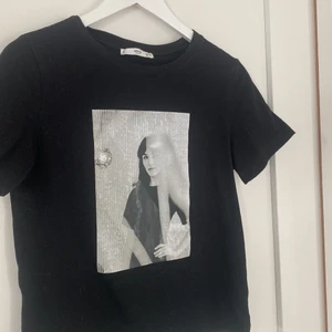 T-shirt - T-shirt med tryck från mango. Nypris cirka 300. Aldrig använd. 