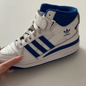Adidas forum mid - Säljer nu mina adidas forum mid eftersom dom inte längre kommer till användning, köpta i höstas för 1199kr och säljer nu för 400kr, några slitage men inget stort som man tänker på. Har inte använt dessa så mycket men finns såklart lite skador på skorna eftersom de inte är helt nya💖