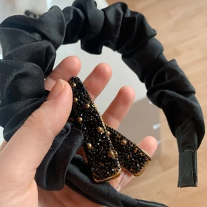 Diadem & hårklämmor - Ett så snyggt diadem och superfina hårklämmor! Diademet använt 1 gång och hårklämmorna är aldrig använda. Köp tillsammans för 50kr eller enskilt för 30kr styck. 