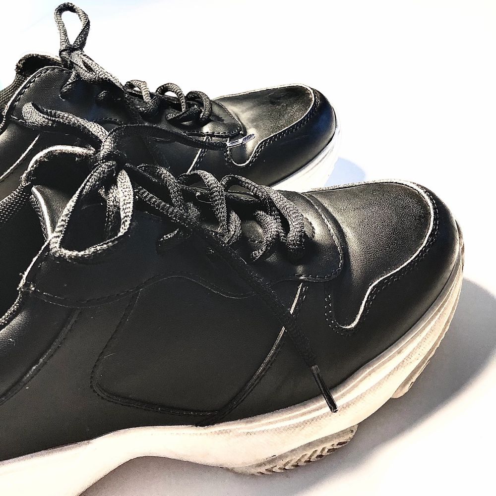 Svarta skor med vit sula | Plick Second Hand