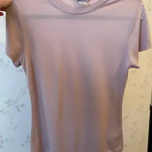 Söt gammaldags rosa t shirt. Köpare står för frakt