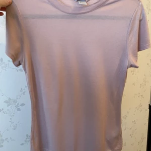 Gammalrosa t shirt  - Söt gammaldags rosa t shirt. Köpare står för frakt