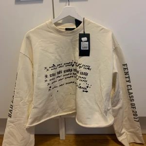 PUMA X Rihanna  - Limited edition tröja från Rihannas collab med PUMA. Harry Potter inspirerad! Prislapp kvar, aldrig använd ny pris 1399kr! Finns inte att köpa längre. Storleken är XS men jag är en L och den sitter oversize på mig