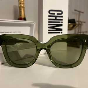 Chimi solglasögon  - Solglasögon från chimi eyewear. Använda va 2 gånger. Som helt nya. Duken till att ta bort smuts i fodralet är inte öppnad. Som nya. Skriv gärna om det finns frågor. 
